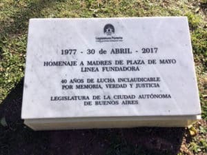 homenaje-madres-plaza-panuelos-saavedra-placa
