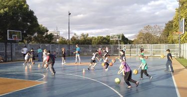 Básquet mixto en la estación Villa Pueyrredón