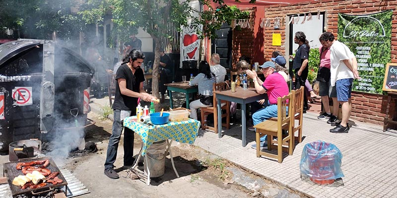 Tango y parrilla en la vereda